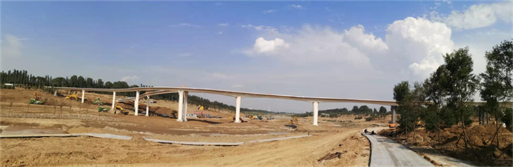 雄安新区北部郊野公园市政道路钢箱梁首架成功